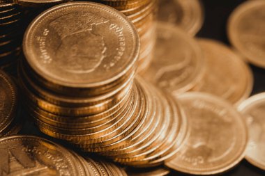 Sikke, sikke karanlık odada, kavram fikir bankacılık iş bir grafik olarak düzenlenmiş yığınları sütunları artan tasarruf,