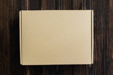 Boş paket kahverengi karton kutu veya tepsi görünümünü ahşap zemin üzerine alay için koymak ürün top