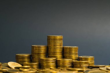 Sikke, sikke karanlık odada, kavram fikir bankacılık iş bir grafik olarak düzenlenmiş yığınları sütunları artan tasarruf,