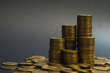 Sikke, sikke karanlık odada, kavram fikir bankacılık iş bir grafik olarak düzenlenmiş yığınları sütunları artan tasarruf,