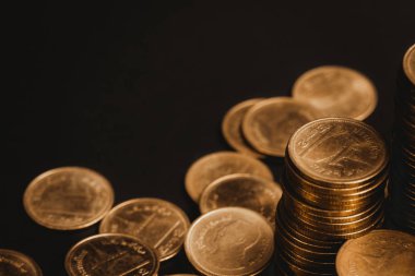 Sikke, sikke karanlık odada, kavram fikir bankacılık iş bir grafik olarak düzenlenmiş yığınları sütunları artan tasarruf,