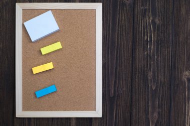 Ahşap çerçeve ve ahşap masa, en iyi görünüm için kopya alanı ile not defteri yapışkan kağıt ile boş mantar pano eklemek metin ve mesaj.