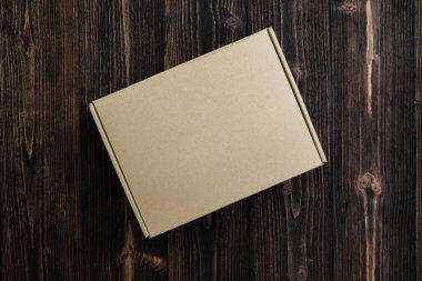 Boş paket kahverengi karton kutu veya tepsi görünümünü ahşap zemin üzerine alay için koymak ürün top