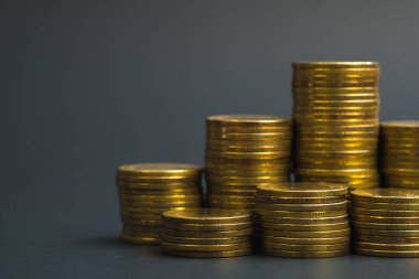 Sikke, sikke karanlık odada, kavram fikir bankacılık iş bir grafik olarak düzenlenmiş yığınları sütunları artan tasarruf,