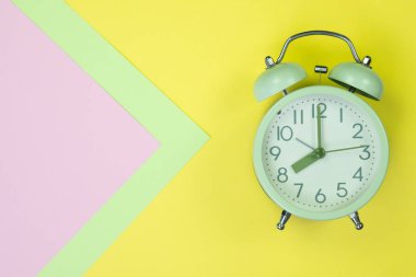 Tatlı pastel renkli kağıda üstten görünüm, arka plan dokusu, pembe, mor, sarı, bej, yeşil ve mavi renkli düz yatıyordu vintage çalar saat.