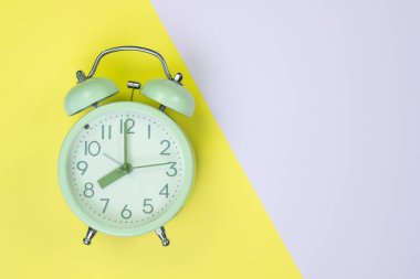 Tatlı pastel renkli kağıda üstten görünüm, arka plan dokusu, pembe, mor, sarı, bej, yeşil ve mavi renkli düz yatıyordu vintage çalar saat.