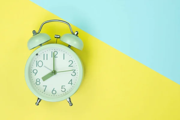 甘いパステル カラー色紙平面図 背景テクスチャ ピンク ベージュ 青の色フラット横たわっていたビンテージの目覚まし時計 — ストック写真