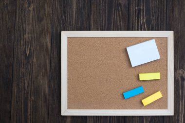 Ahşap çerçeve ve ahşap masa, en iyi görünüm için kopya alanı ile not defteri yapışkan kağıt ile boş mantar pano eklemek metin ve mesaj.