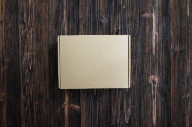 Boş paket kahverengi karton kutu veya tepsi görünümünü ahşap zemin üzerine alay için koymak ürün top