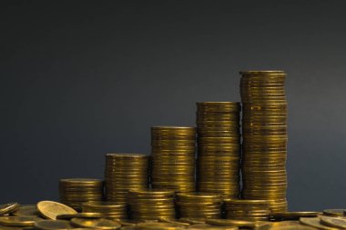 Sikke, sikke karanlık odada, kavram fikir bankacılık iş bir grafik olarak düzenlenmiş yığınları sütunları artan tasarruf,