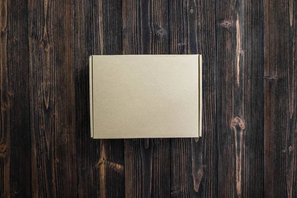 Boş paket kahverengi karton kutu veya tepsi görünümünü ahşap zemin üzerine alay için koymak ürün top