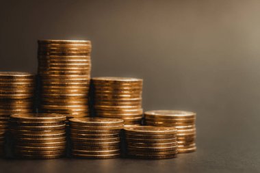 Sikke, sikke karanlık odada, kavram fikir bankacılık iş bir grafik olarak düzenlenmiş yığınları sütunları artan tasarruf,