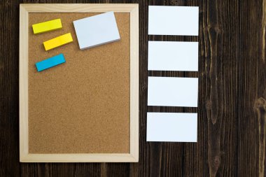 Ahşap çerçeve ve ahşap masa, en iyi görünüm için kopya alanı ile not defteri yapışkan kağıt ile boş mantar pano eklemek metin ve mesaj.