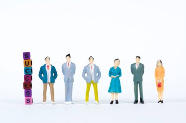 Başarı metin ve küçük yatırımcı ve office çalışan Sekreter para ve mali iş kavramı fikri için beyaz arka plan üzerinde Grup veya şekil minyatür işadamı.