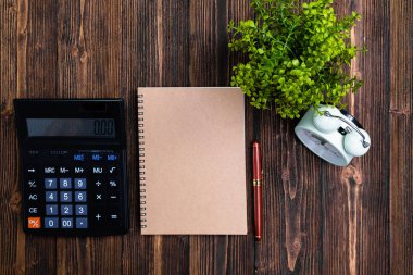 Dolma kalem veya tükenmez kalem defter kağıt ve ahşap çalışma masa kopya alanı, office Danışma konsept fikir ile hesap makinesi ile. Üstten Görünüm.