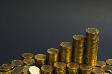 Sikke, sikke karanlık odada, kavram fikir bankacılık iş bir grafik olarak düzenlenmiş yığınları sütunları artan tasarruf,