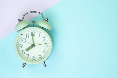 Tatlı pastel renkli kağıda üstten görünüm, arka plan dokusu, pembe, mor, sarı, bej, yeşil ve mavi renkli düz yatıyordu vintage çalar saat.