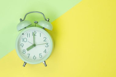 Tatlı pastel renkli kağıda üstten görünüm, arka plan dokusu, pembe, mor, sarı, bej, yeşil ve mavi renkli düz yatıyordu vintage çalar saat.