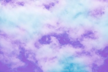 Tatlı pastel renkli bulut ve gökyüzü güneş ışığı, ile yumuşak bulutlu degrade pastel renk arka plan ile. Yaz konsepti.