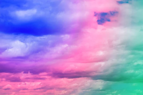 달콤한 파스텔 구름과 하늘에 부드러운 그라데이션 파스텔 — 스톡 사진
