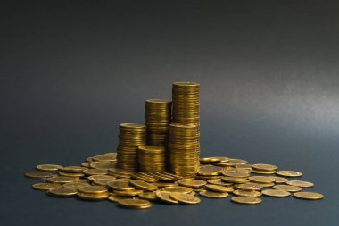 Sikke, sikke karanlık odada, kavram fikir bankacılık iş bir grafik olarak düzenlenmiş yığınları sütunları artan tasarruf,