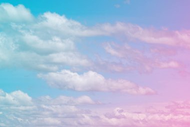 Tatlı pastel renkli bulut ve gökyüzü güneş ışığı, ile yumuşak bulutlu degrade pastel renk arka plan ile. Yaz konsepti.