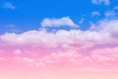Tatlı pastel renkli bulut ve gökyüzü güneş ışığı, ile yumuşak bulutlu degrade pastel renk arka plan ile. Yaz konsepti.