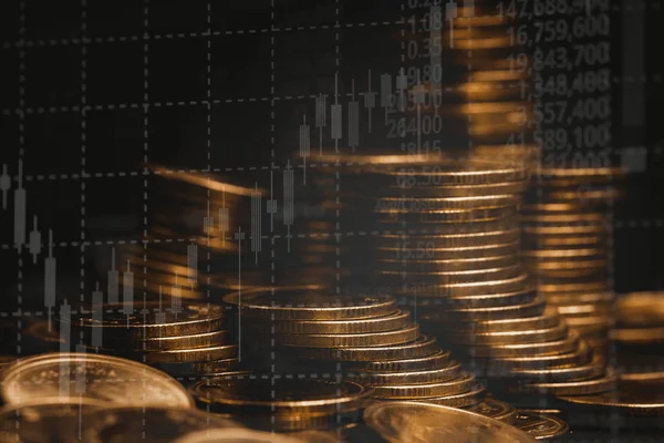 Doppelbelichtung Des Münzstapels Mit Börsenbildschirmdiagramm Und Kerzenständer Für Finanzgeschäfte Und — Stockfoto