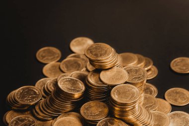 Sikke, sikke karanlık odada, kavram fikir bankacılık iş bir grafik olarak düzenlenmiş yığınları sütunları artan tasarruf,