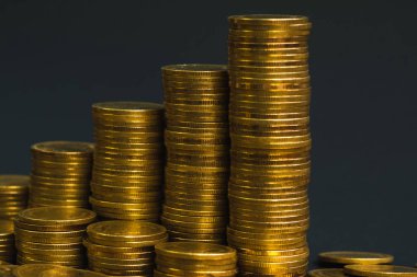 Sikke, sikke karanlık odada, kavram fikir bankacılık iş bir grafik olarak düzenlenmiş yığınları sütunları artan tasarruf,