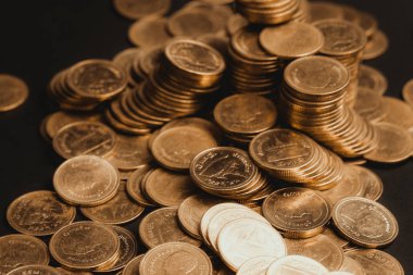 Sikke, sikke karanlık odada, kavram fikir bankacılık iş bir grafik olarak düzenlenmiş yığınları sütunları artan tasarruf,