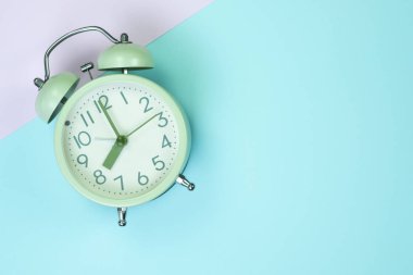 Tatlı pastel renkli kağıda üstten görünüm, arka plan dokusu, pembe, mor, sarı, bej, yeşil ve mavi renkli düz yatıyordu vintage çalar saat.