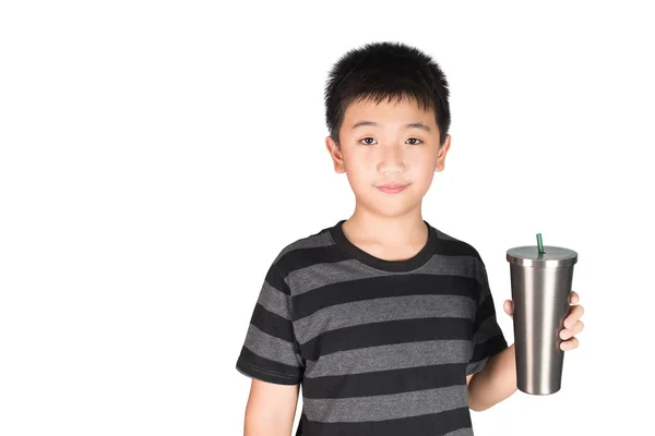 Asian Kid Boy Holding Edelstahl Tumbler Cup Stroh Isoliert Auf — Stockfoto