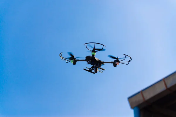 Flying Drone Quad Copter Clear Blue Sky — Stock Photo, Image