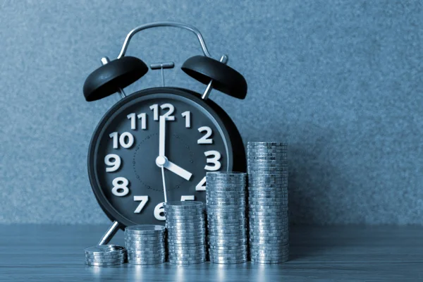 Reloj Despertador Paso Las Pilas Monedas Mesa Trabajo Tiempo Para — Foto de Stock