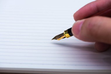 Adam el ahşap çalışma masa kopya alanı, office Danışma konsept fikir ile dolma kalem veya tükenmez kalem defter kağıt ile yazma.