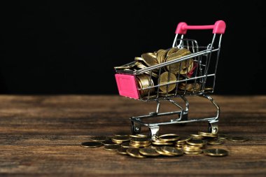 Tablo ve kopya alanı, e-ticaret ve online alışveriş kavramı fikir çalışma alışveriş sepeti ya da süpermarket arabası ile dizüstü dizüstü.