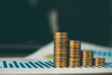 Beyaz kağıt çalışma tablosu, iş planlama vizyonu ve Finans analiz kavramı fikir üzerinde adım para yığınları dizüstü dizüstü bilgisayar ve mali grafik ile /. ve kopya alanı için metin ekleme.