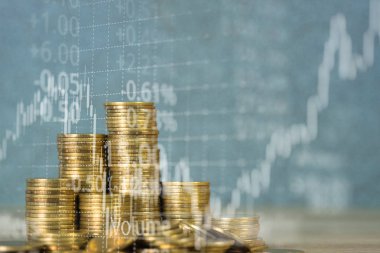 Borsa ekran grafik kartı ve mum sopa mali iş ve yatırımcı analiz kavramı fikir için para yığınının çift pozlama.