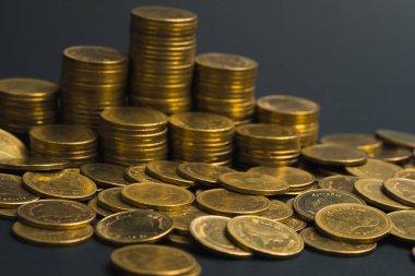 Sikke, sikke karanlık odada, kavram fikir bankacılık iş bir grafik olarak düzenlenmiş yığınları sütunları artan tasarruf,