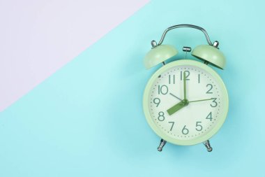 Tatlı pastel renkli kağıda üstten görünüm, arka plan dokusu, pembe, mor, sarı, bej, yeşil ve mavi renkli düz yatıyordu vintage çalar saat.