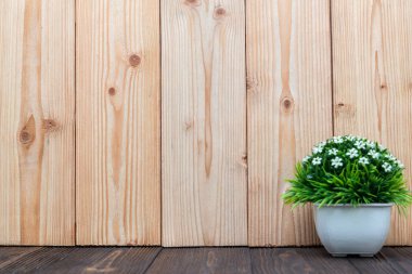 Küçük dekoratif ağaç ve çiçek buketi kopya alanı ile ahşap masa üzerinde beyaz cam aranjman. arka plan.