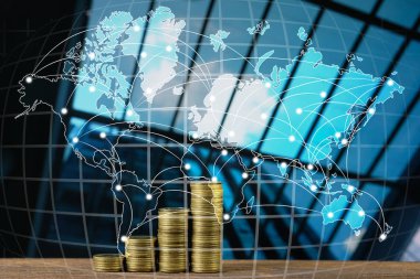Sikke yığını adım şehir ve ofis binası arka plan, Dünya Haritası, küresel ağı iş kavramı fikir, bankacılık üst ahşap çalışma tablo öğesi Nasa tarafından.