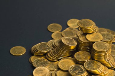 Sikke, sikke karanlık odada, kavram fikir bankacılık iş bir grafik olarak düzenlenmiş yığınları sütunları artan tasarruf,