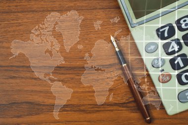 Çift Pozlama dolma kalem veya tükenmez kalem ile Dünya Haritası, office Danışma konsept fikir tabloda hesap makinesiyle. öğe Nasa tarafından.