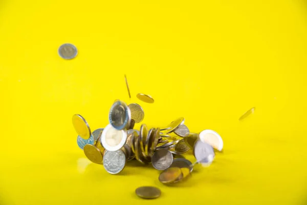 Падающие Монеты Желтом Фоне Идея Концепции Богатства Бизнеса — стоковое фото