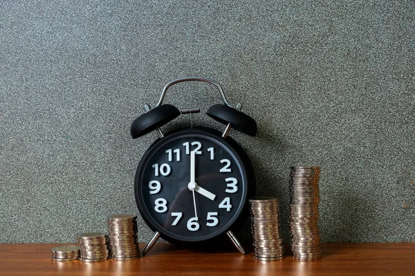 Wekker Klok Stap Van Munten Stapels Werktafel Tijd Voor Spaargeld — Stockfoto