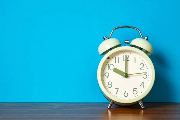 Relógio Alarme Vintage Retro Mesa Madeira Ideia Conceito Tempo — Fotografia de Stock