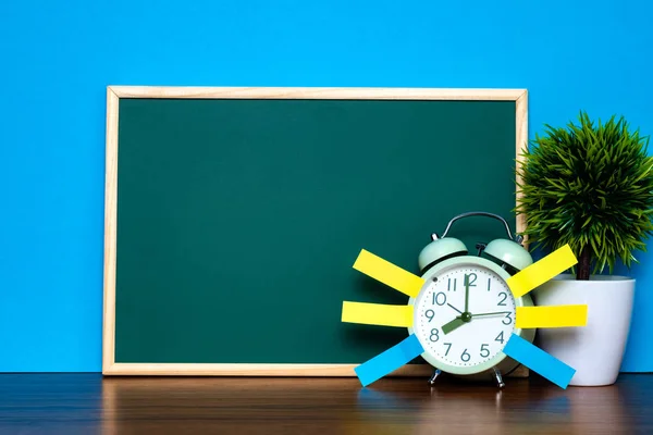 Notitie Papier Plakkerig Vintage Wekker Lege Groene Krijtbord Tafel Met — Stockfoto