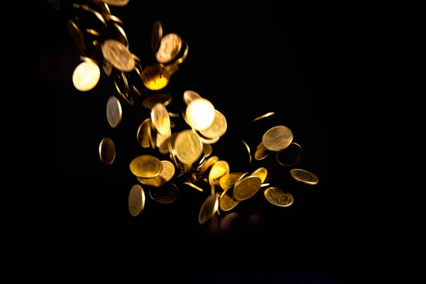 Падающие Золотые Монеты Темном Фоне Идея Бизнес Концепции — стоковое фото